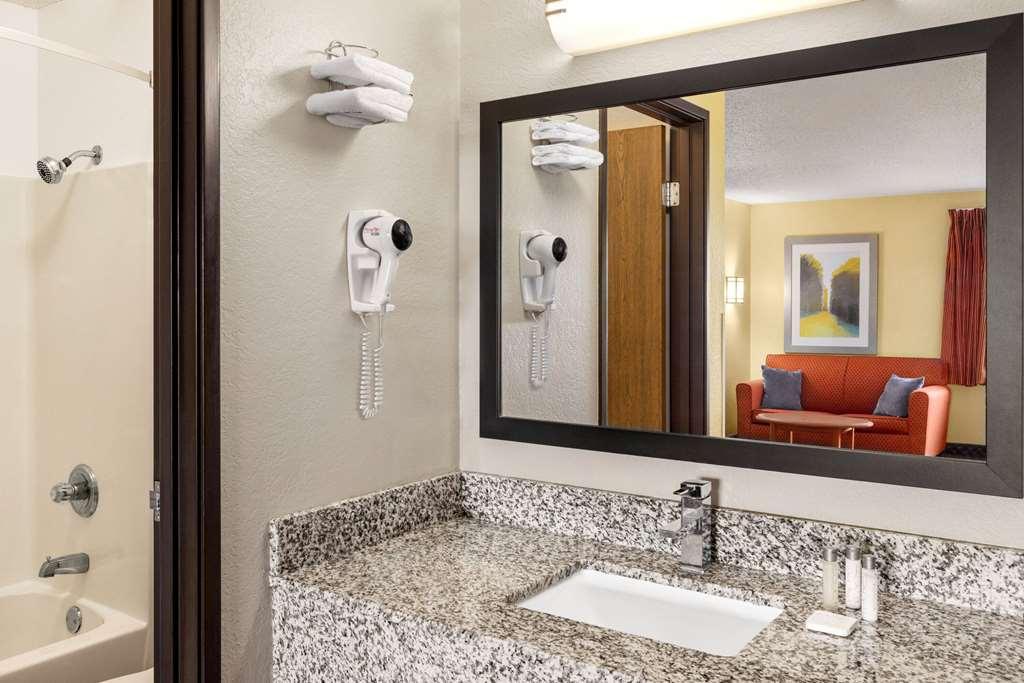 Baymont By Wyndham Cedar Rapids Hotel Room photo