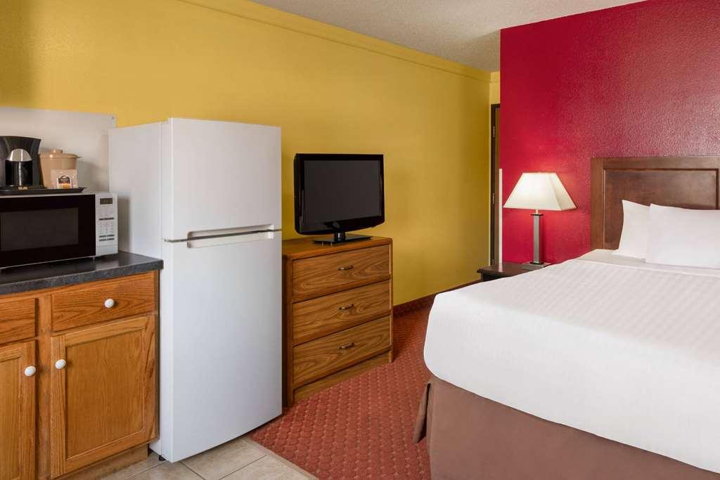 Baymont By Wyndham Cedar Rapids Hotel Room photo